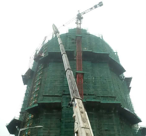 巴宜吊车在工地上作业